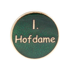 Abzeichen vergoldet mit Sicherheitsnadel 1. Hofdame, rund, grün-goldfarben Rundes vergoldetes Abzeichen mit grünem Hintergrund und goldfarbenem Schriftzug „1. Hofdame“, passend zum Produkt Abzeichen vergoldet mit Sicherheitsnadel.