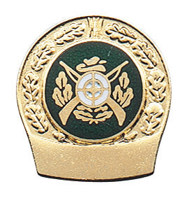 Abzeichen vergoldet mit langer Nadel, Schützensymbol mit Zielscheibe, Gewehren und Eichenlaub Vergoldetes Abzeichen mit grünem Rundfeld und Schützensymbolen: Zielscheibe, gekreuzte Gewehre, Hut und Eichenlaub, mit kleinem Gravurfeld unten.