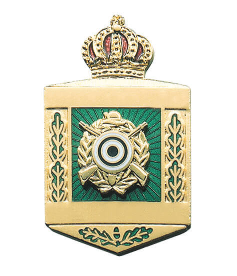 Abzeichen mit Schützenemblem und Krone, goldfarben mit Zielscheibe Abzeichen mit Schützenemblem und Krone in goldfarbener Optik, mit rot hinterlegter Krone, grünem Feld, schwarzer und weißer Zielscheibe sowie gekreuzten Gewehren und Eichenlaubmotiv