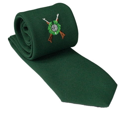 Schützenkrawatte grün mit gesticktem Schützenmotiv Grüne Schützenkrawatte mit gesticktem Motiv aus Eichenlaubkranz, Zielscheibe und gekreuzten Gewehren, aufgerollt dargestellt